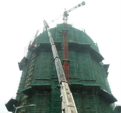 寿光吊车在工地上作业